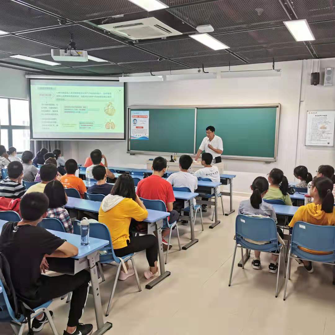 浙江大学公体与艺术部主任吴叶海教授为新生上第一堂课