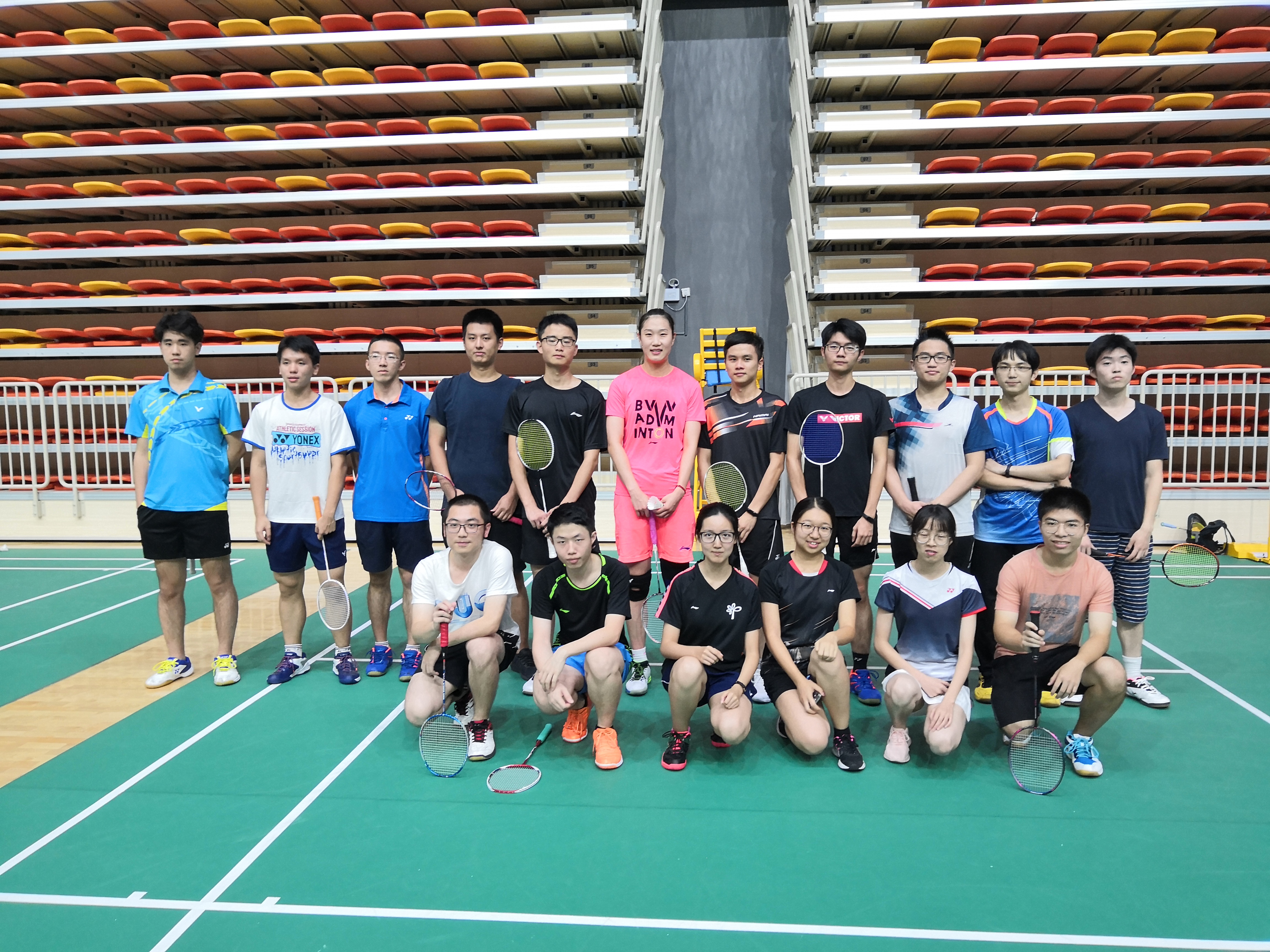 世界羽毛球冠军孙瑜应邀来我校指导学生羽毛球社团