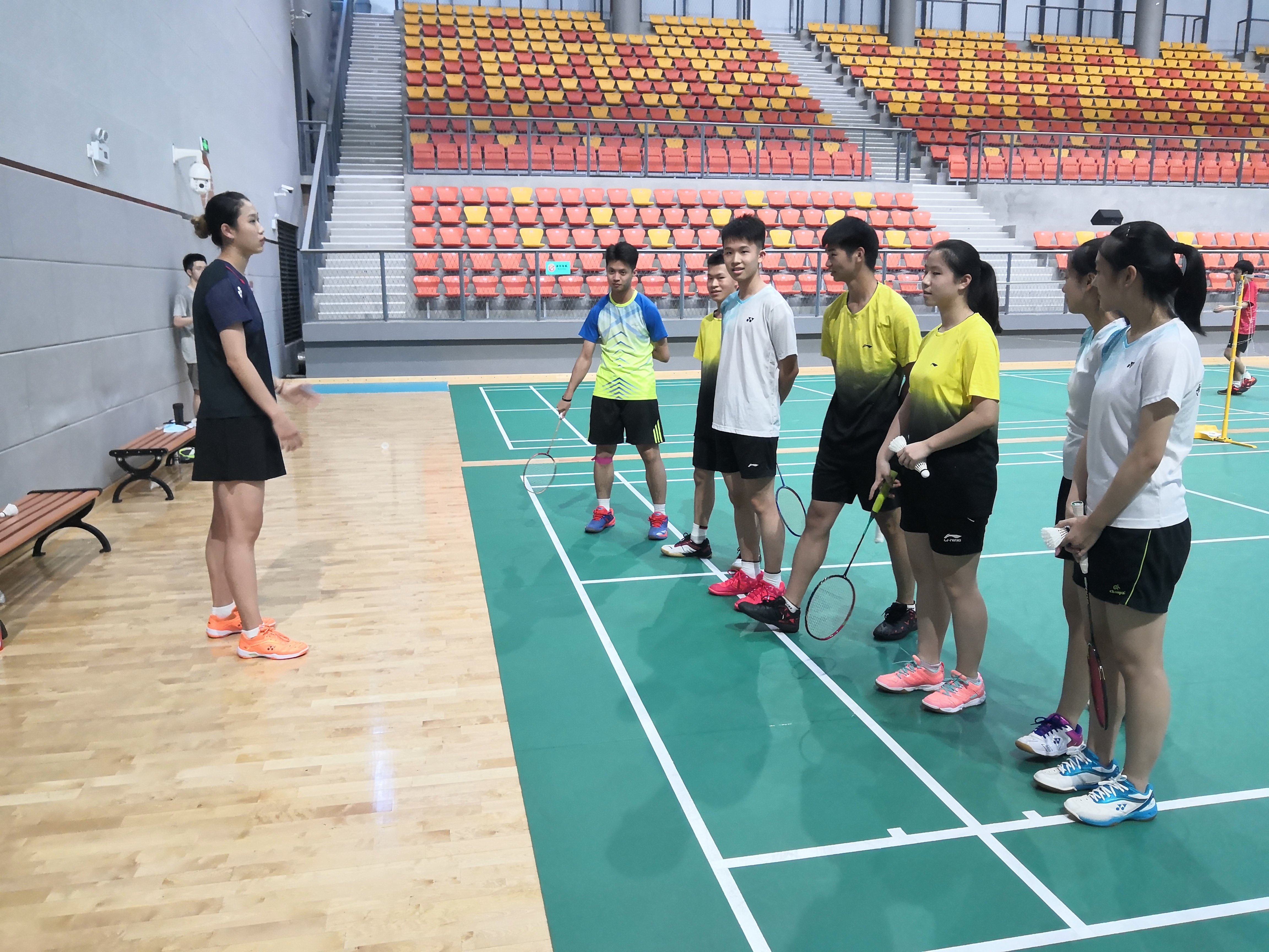 助力招生宣传，世界冠军指导我市中学生羽毛球队训练