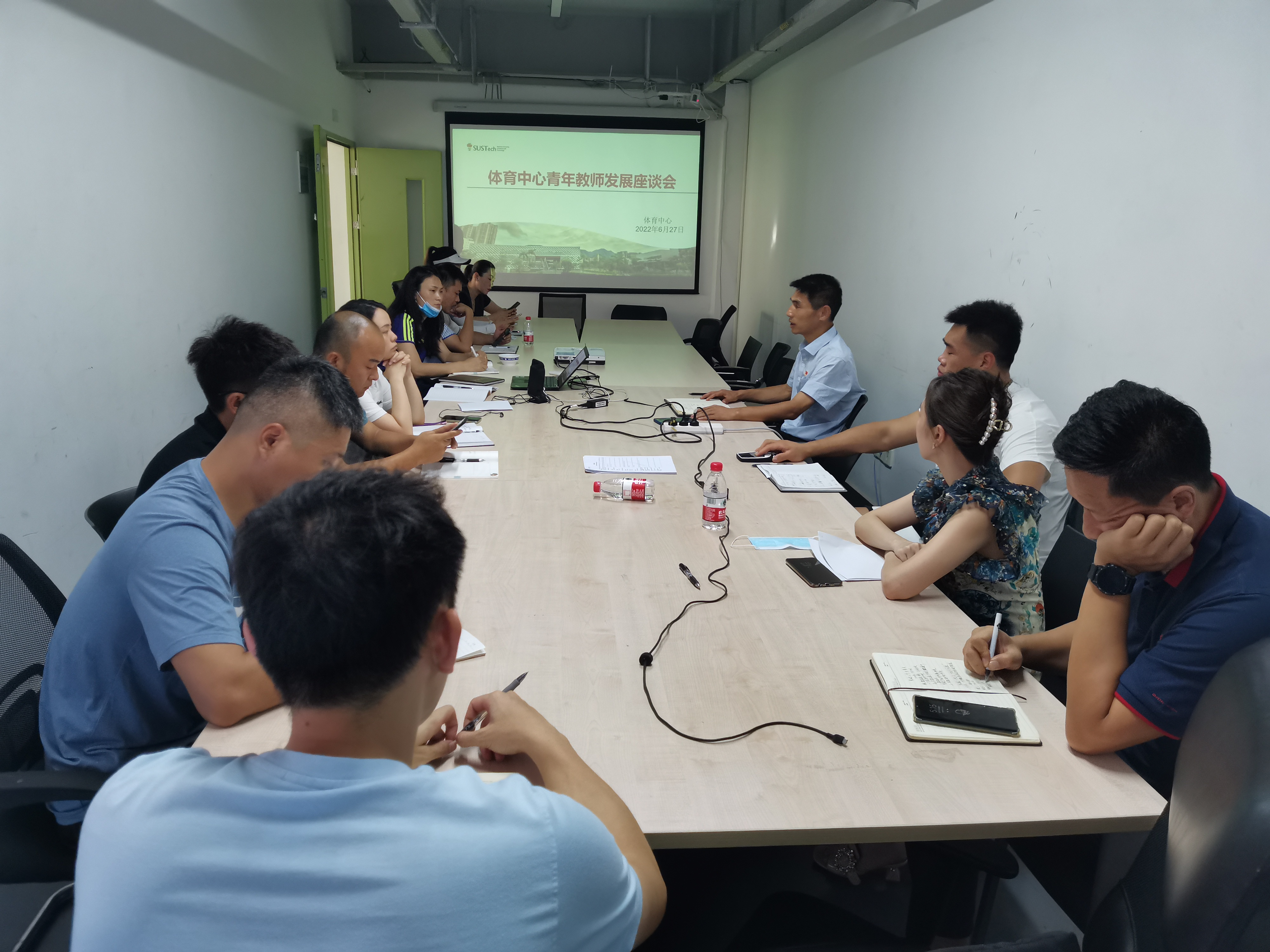 体育中心召开青年教师发展座谈会