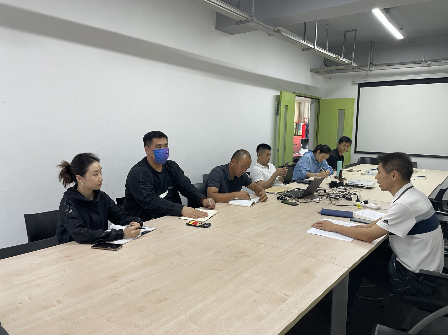 体育中心党支部召开支部委员会议