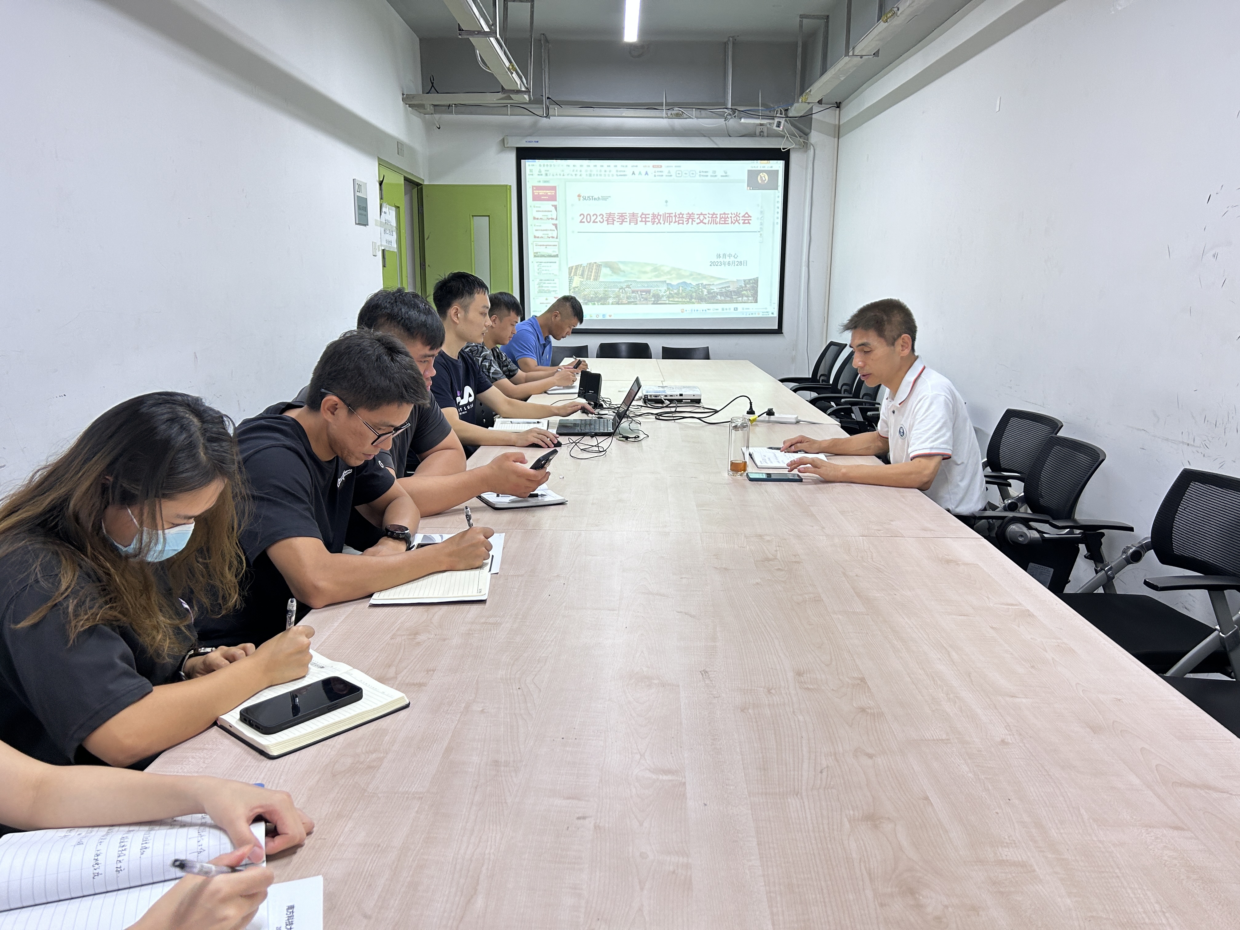 体育中心召开2023春季学期青年教师培养交流座谈会