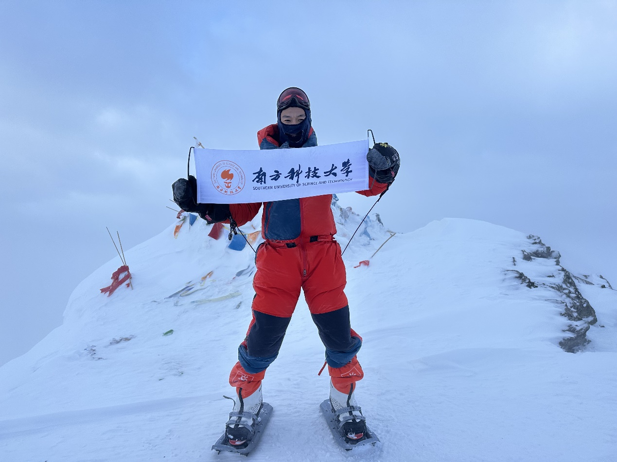 7546米！我校教师罗林斯特顺利登顶！