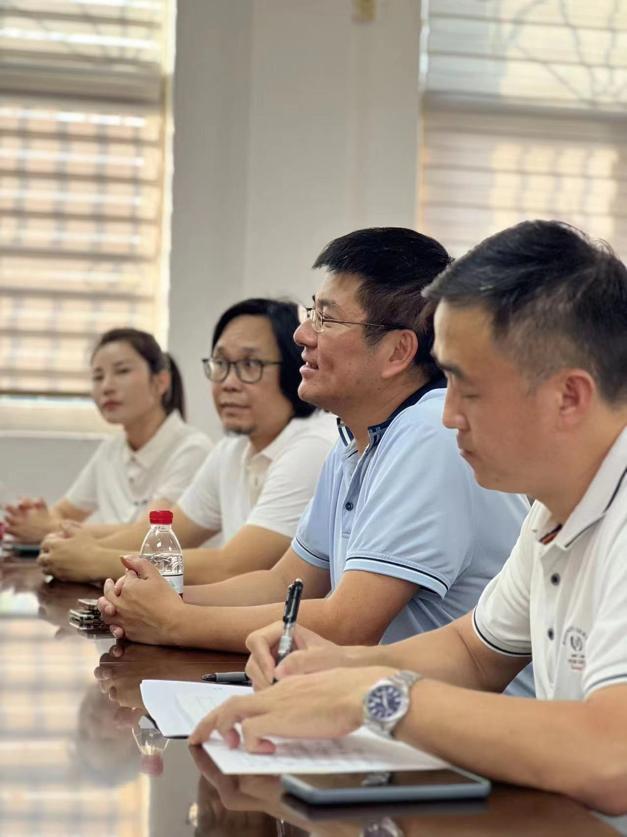 体育中心党支部与龙华区樟坑径社区党支部开展共建交流