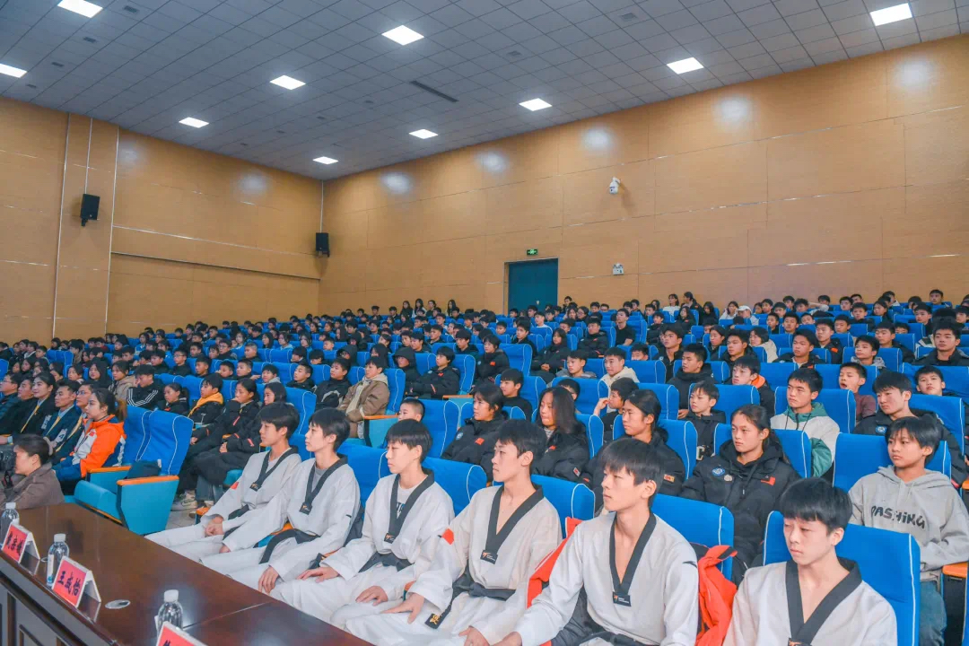 赵洋老师参与跆拳道冠军进校园全民健身指导日活动