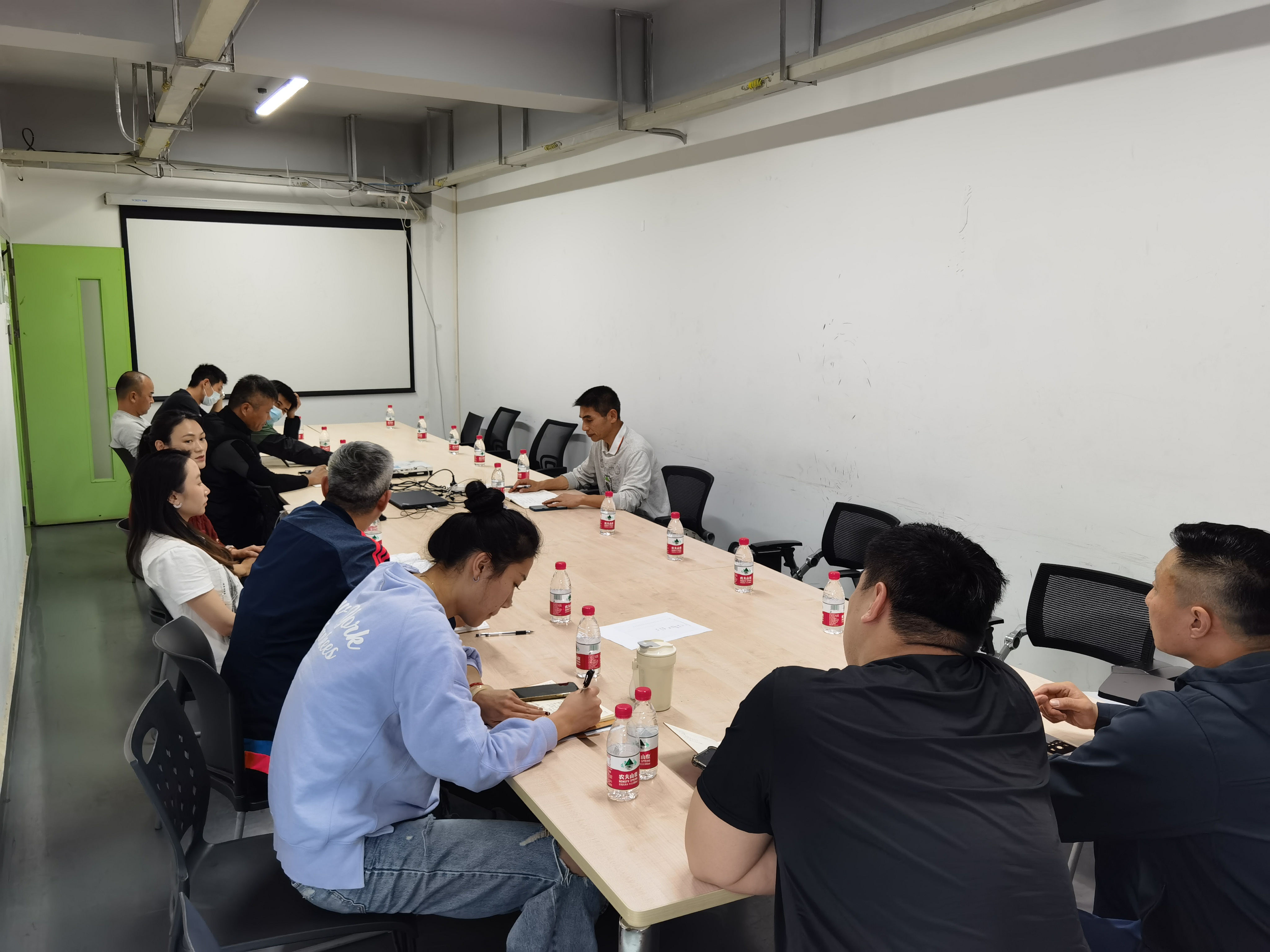 体育中心党支部召开2024年春季学期支委（扩大）会议