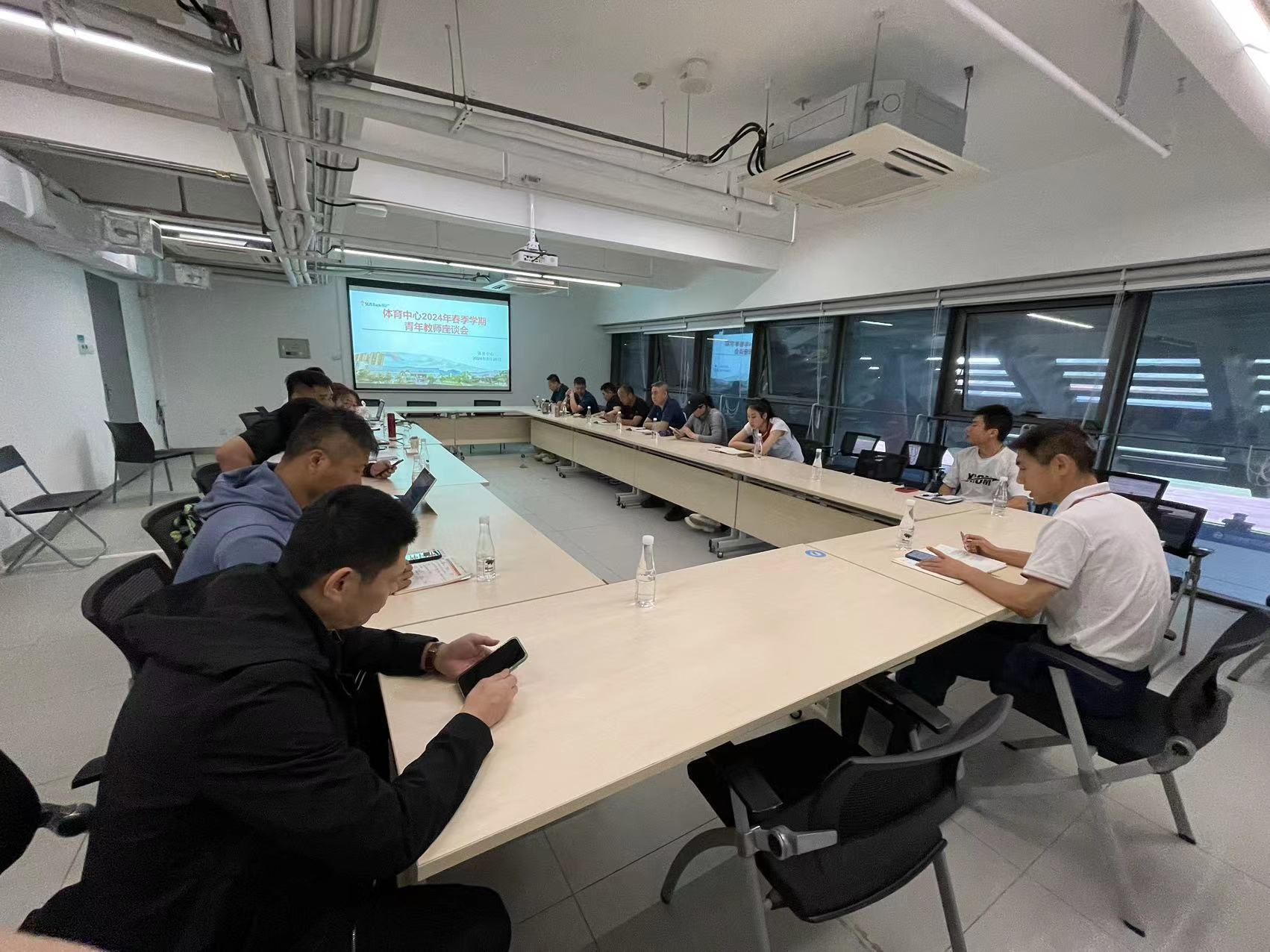 体育中心召开青年教师发展座谈会