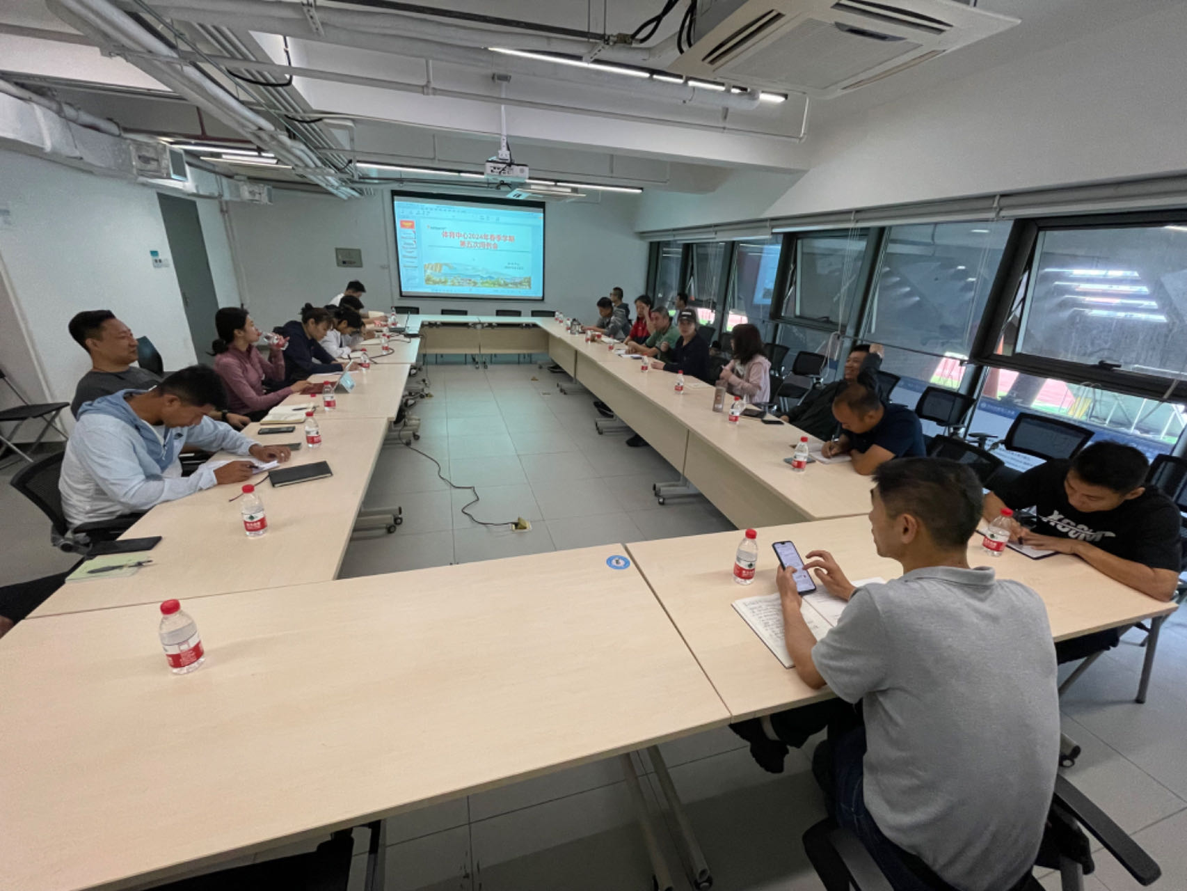 体育中心召开2024年春季学期第五次部门周例会