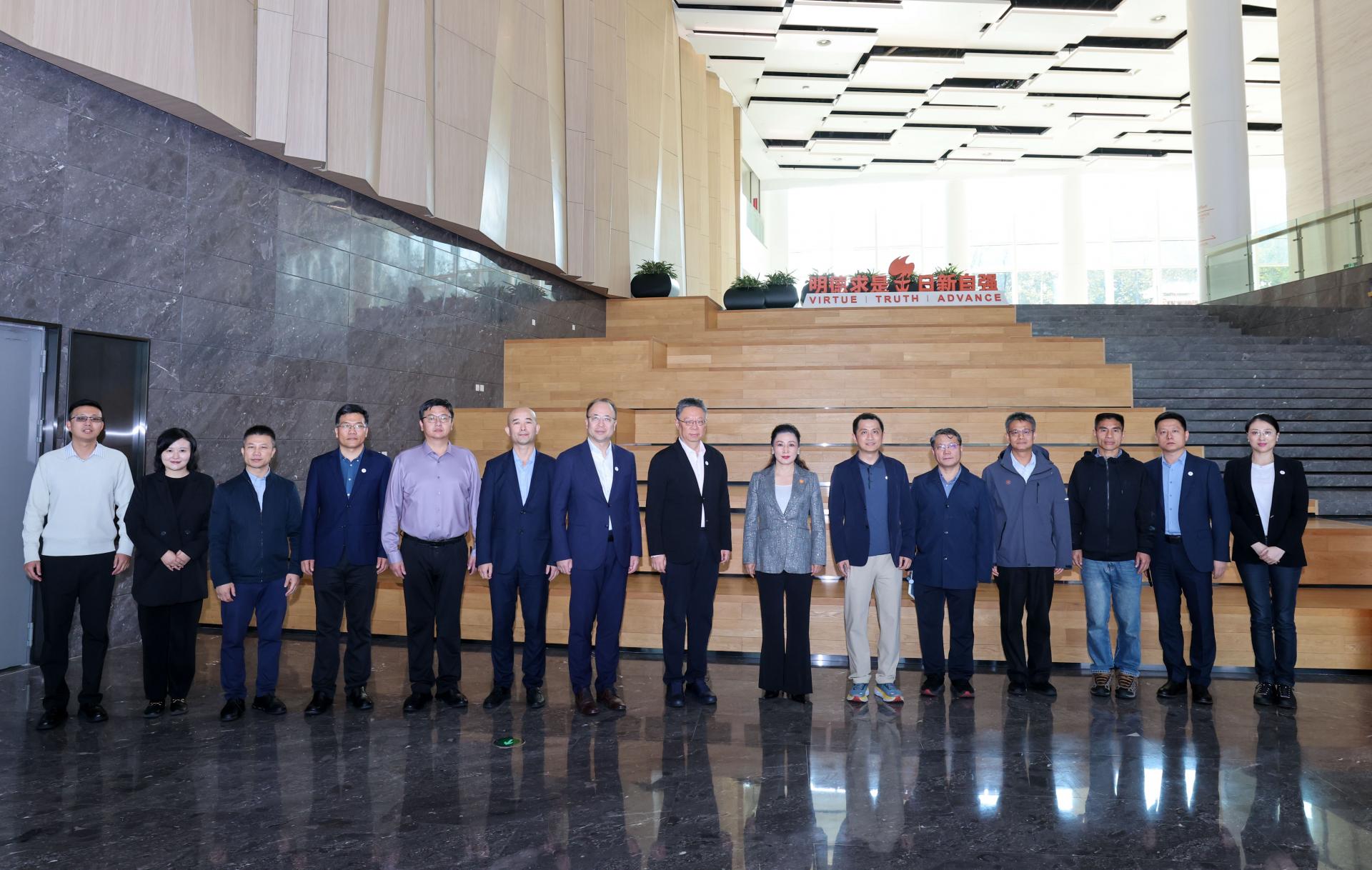 首都体育学院党委书记杨海滨一行来校调研交流