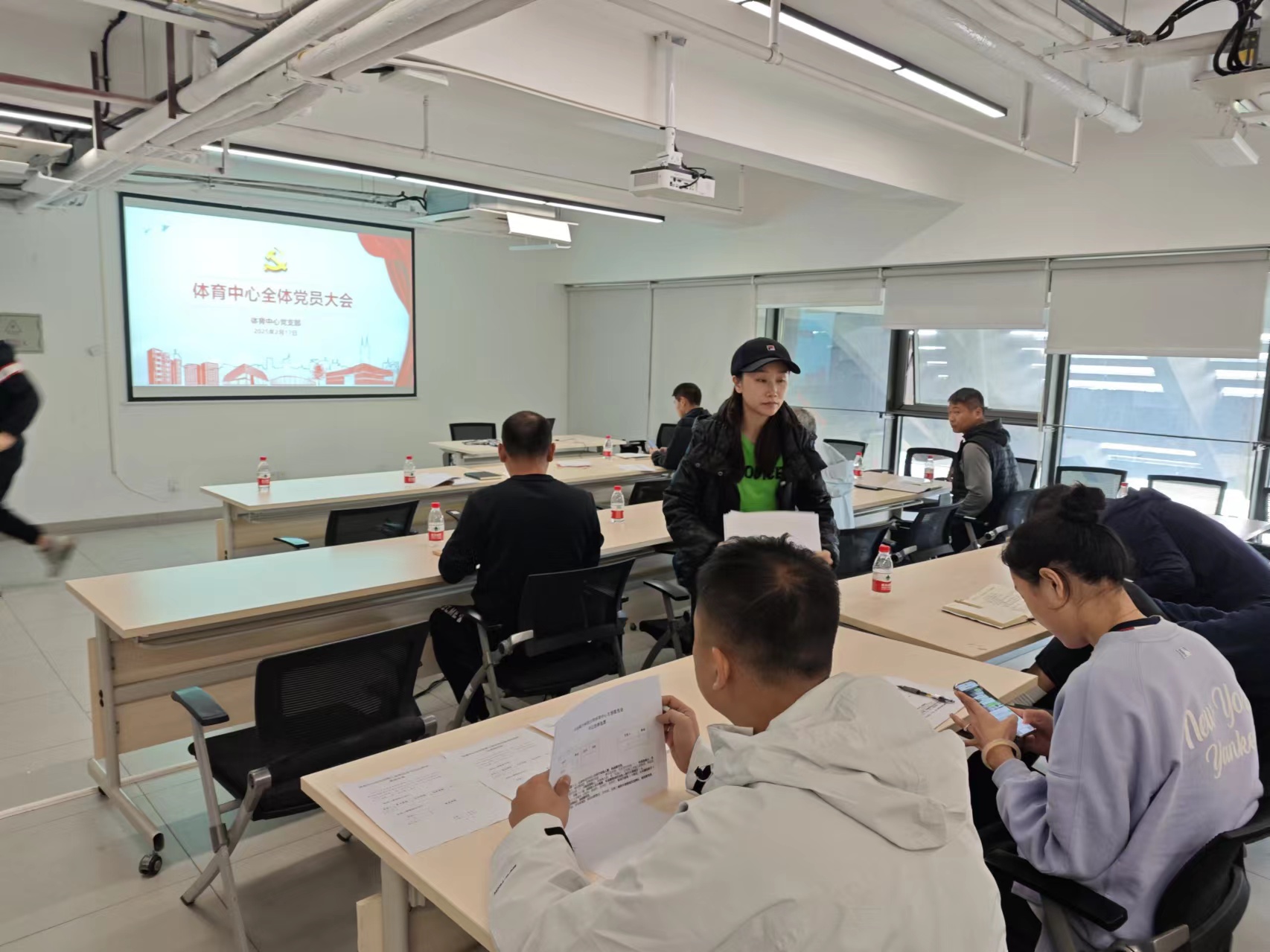 体育中心召开全体党员大会，顺利完成党支部换届选举